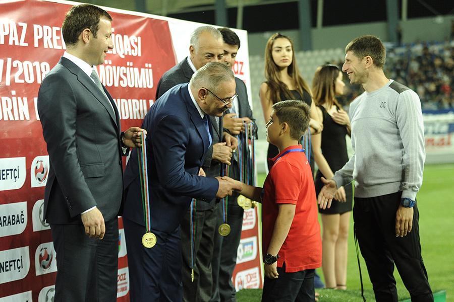 “Qarabağ”a çempionluq kuboku təqdim olundu - FOTOLAR