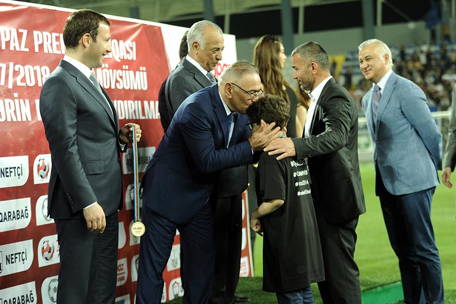 “Qarabağ”a çempionluq kuboku təqdim olundu - FOTOLAR