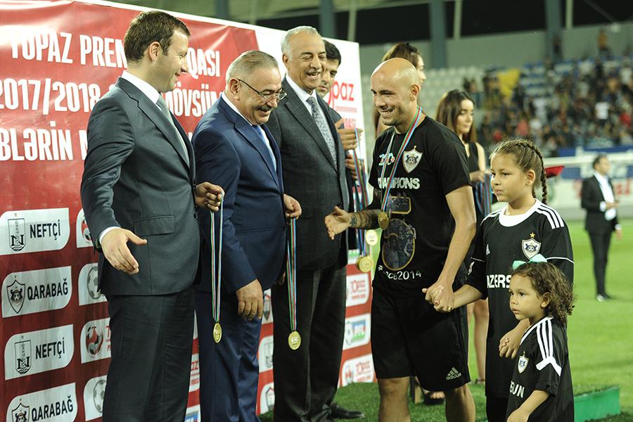 “Qarabağ”a çempionluq kuboku təqdim olundu - FOTOLAR
