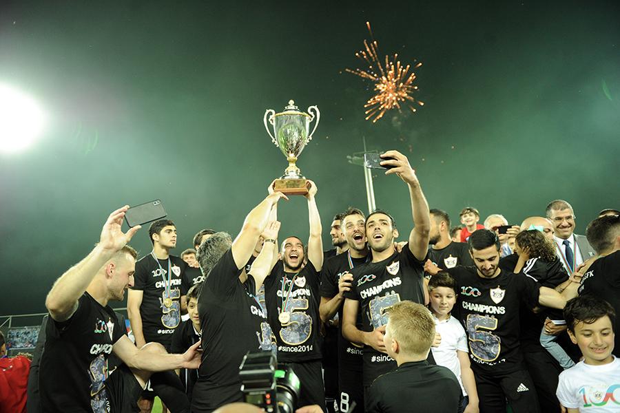 “Qarabağ”a çempionluq kuboku təqdim olundu - FOTOLAR