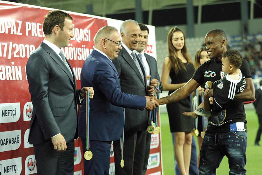 “Qarabağ”a çempionluq kuboku təqdim olundu - FOTOLAR