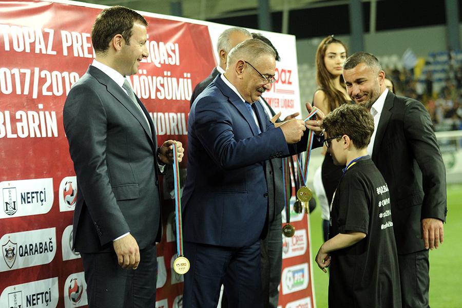 “Qarabağ”a çempionluq kuboku təqdim olundu - FOTOLAR