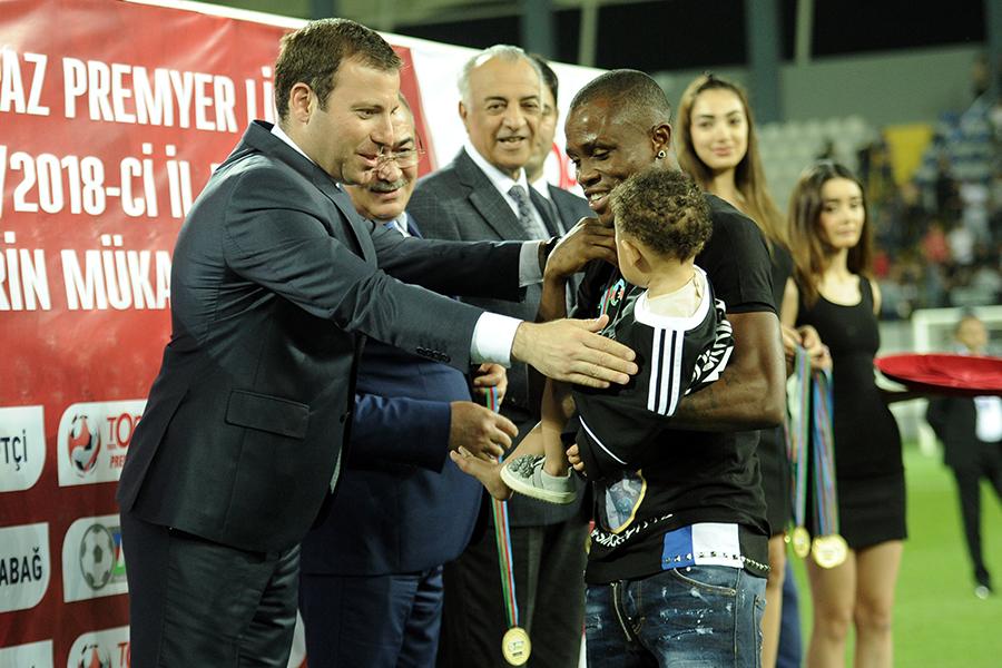“Qarabağ”a çempionluq kuboku təqdim olundu - FOTOLAR