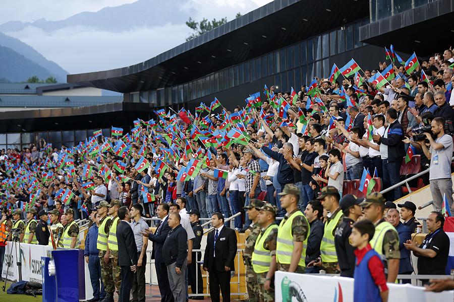 Qəbələdə möhtəşəm şou: himn fərqli tərzdə oxundu, Seeya stadionu coşdurdu - FOTOLAR