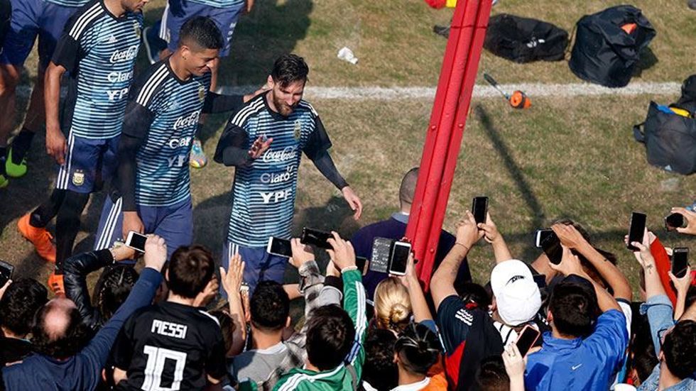 Argentinada Messiyə hücum etdilər - FOTOLAR