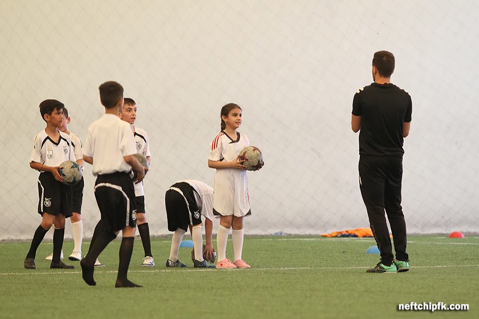 "Neftçili Yay Futbol Düşərgəsi"ndə 3-cü qrup başladı (FOTOLAR)