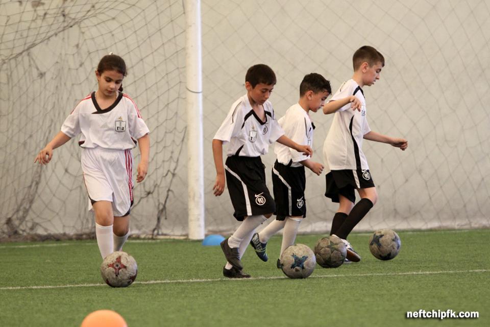 "Neftçili Yay Futbol Düşərgəsi"ndə 3-cü qrup başladı (FOTOLAR)