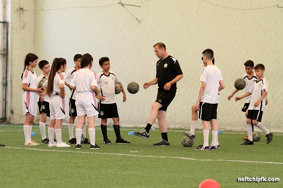 "Neftçili Yay Futbol Düşərgəsi"ndə 3-cü qrup başladı (FOTOLAR)