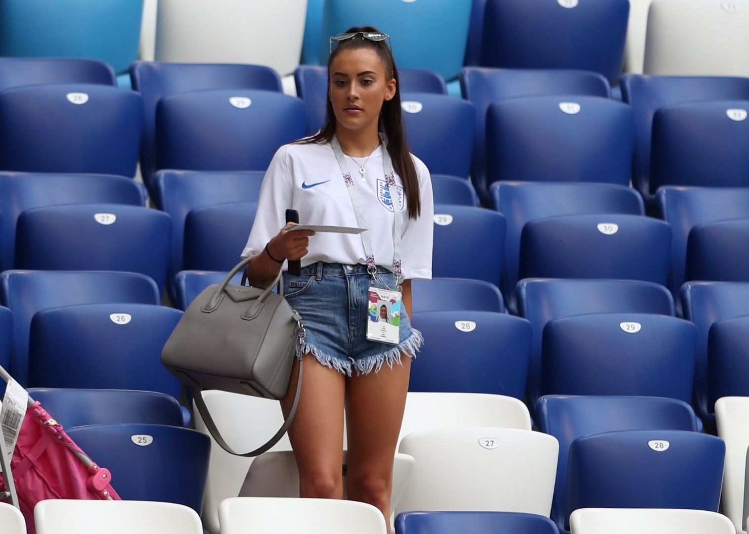 "DÇ-2018": İsveç - İngiltərə matçını kölgədə qoyan gözəllər - FOTOLAR