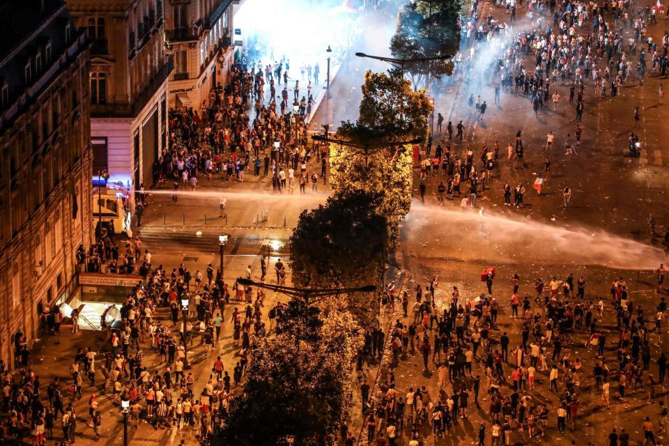 Parisdə qələbə qeydləri zamanı iğtişaşlar: 2 ölü (FOTO/VİDEO)