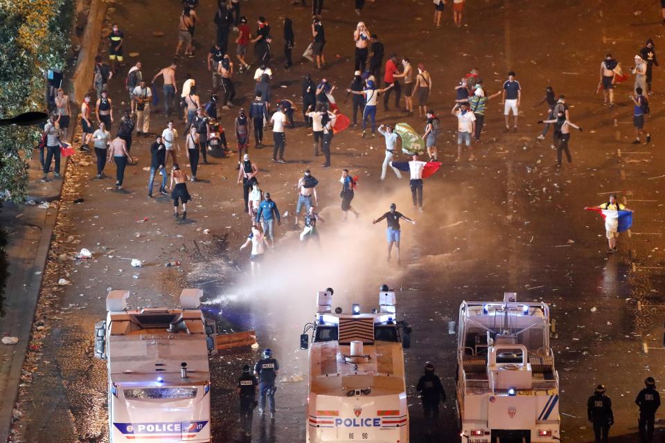 Parisdə qələbə qeydləri zamanı iğtişaşlar: 2 ölü (FOTO/VİDEO)