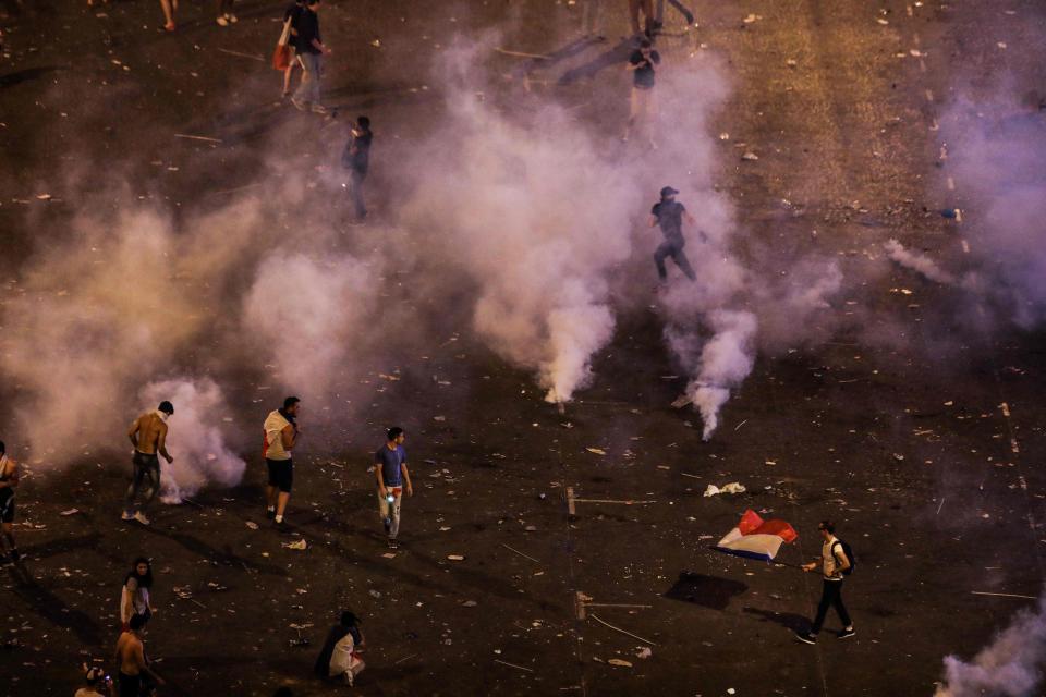 Parisdə qələbə qeydləri zamanı iğtişaşlar: 2 ölü (FOTO/VİDEO)