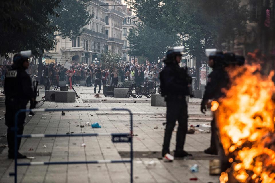 Parisdə qələbə qeydləri zamanı iğtişaşlar: 2 ölü (FOTO/VİDEO)