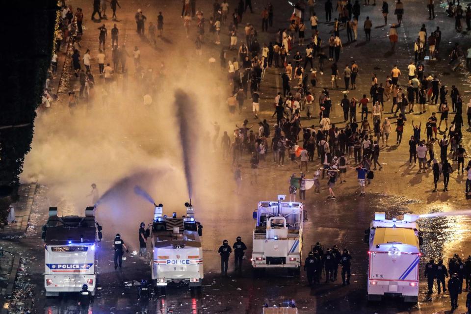 Parisdə qələbə qeydləri zamanı iğtişaşlar: 2 ölü (FOTO/VİDEO)