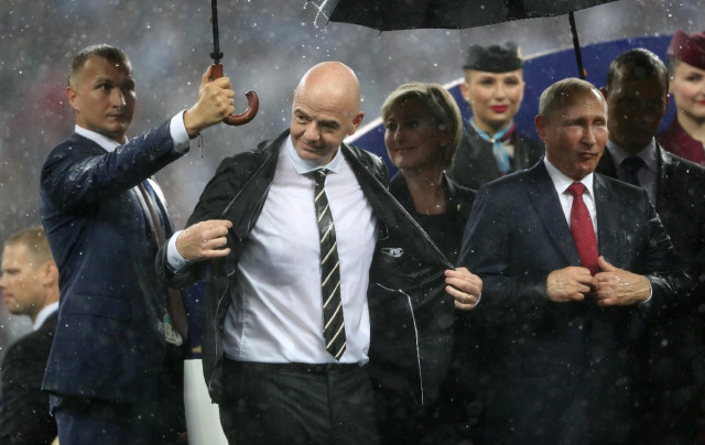 Putin dünya çempionatının medalını "oğurlatdırdı" - VİDEO