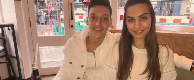 Məsut Özili "yandıran" fotonun altından nişanlısı çıxdı