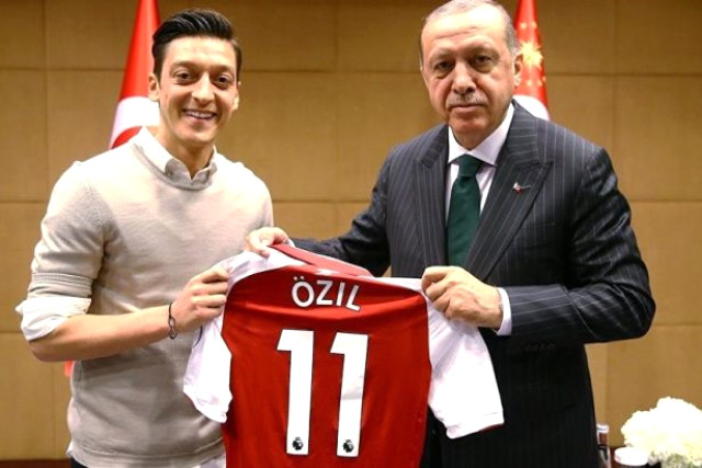 Məsut Özili "yandıran" fotonun altından nişanlısı çıxdı