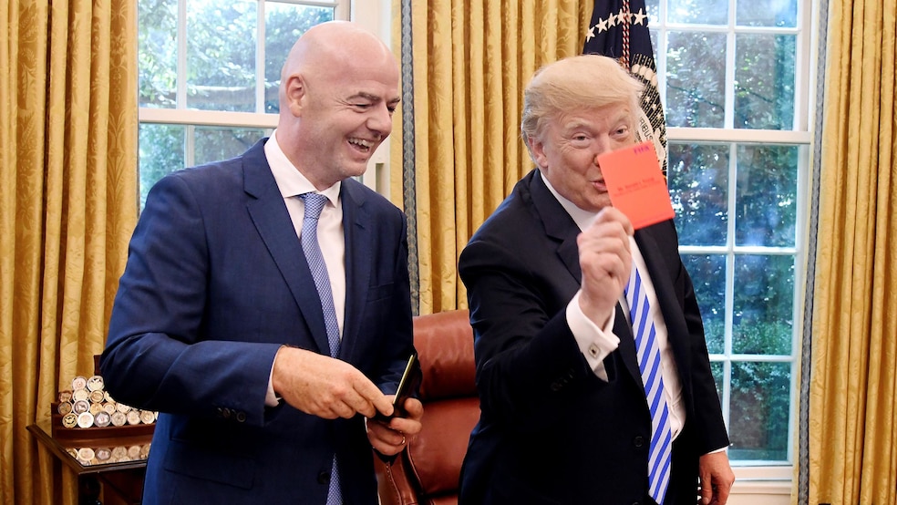 FIFA prezidenti Trampa qırmızı kart göstərdi (FOTO/VİDEO)