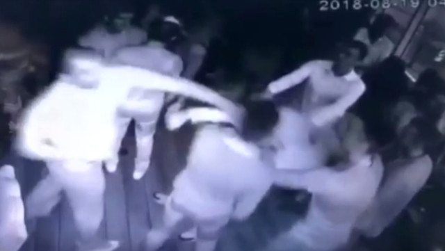 Məşhur döyüşçü gecə klubunu rinqə çevirdi: 7 nəfəri nakauta saldı - FOTO/VİDEO