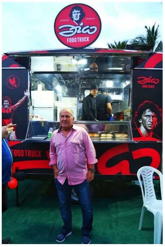 Braziliya futbolunun əfsanəsi hamburger satır - FOTO