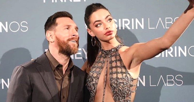 18 yaşlı modellə görüşən Messi özünü itirdi - FOTO/VİDEO