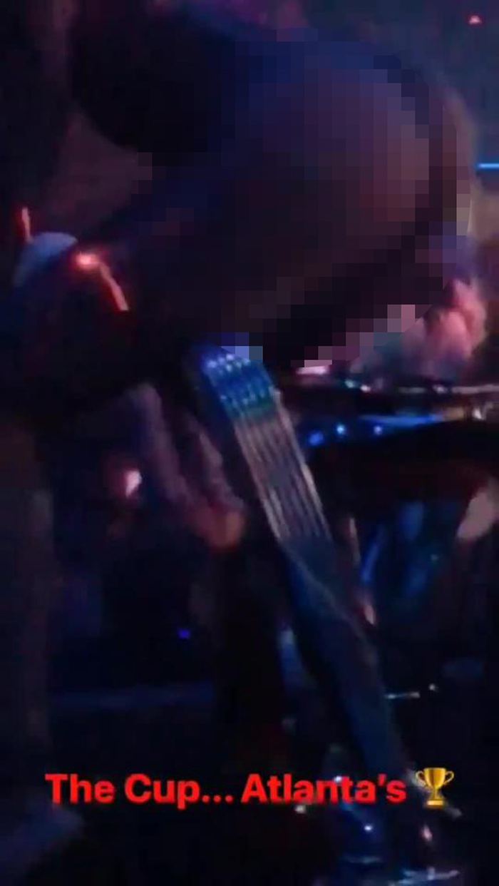 Məşhur klub çempionlluğu striptiz klubda qeyd etdi - FOTOLAR