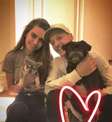 Mesut Özil sevgilisindən ayrılmayıb - FOTO