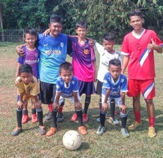 Dünyanın ən kök uşağı futbolçu olmaq istəyir - FOTOLAR