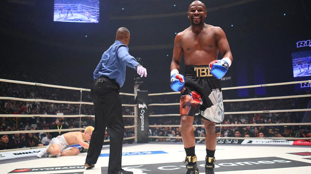 Bir yumruqla 9 milyon dollar qazandı - FOTO/VİDEO