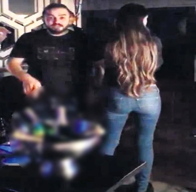 Məşhur futbolçunun arvadı başqa kişi ilə yaxalandı - FOTOLAR