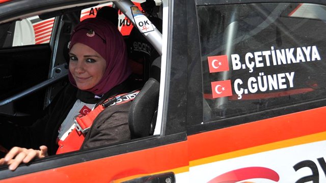 Əri müxalifətdən namizəd oldu, idmançı işdən çıxarıldı