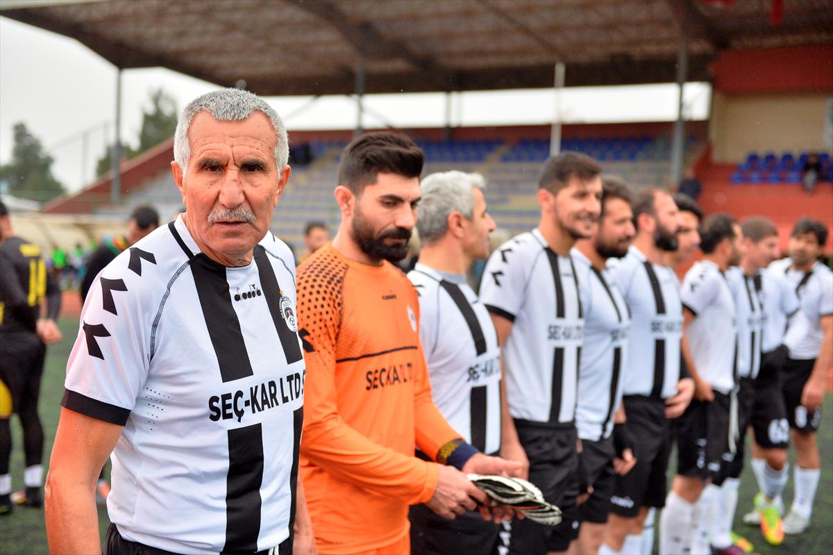 70 yaşlı futbolçu transfer olundu - FOTOLAR