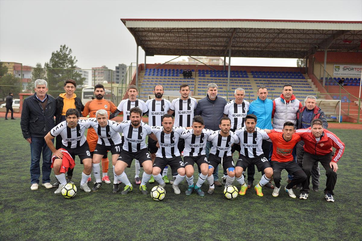 70 yaşlı futbolçu transfer olundu - FOTOLAR