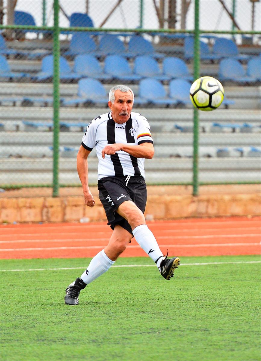 70 yaşlı futbolçu transfer olundu - FOTOLAR