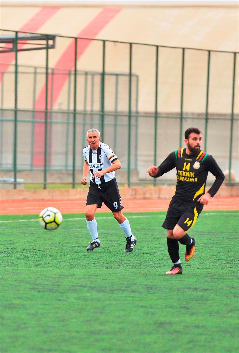 70 yaşlı futbolçu transfer olundu - FOTOLAR