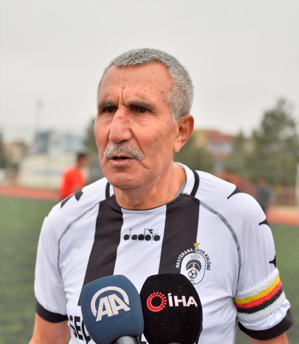 70 yaşlı futbolçu transfer olundu - FOTOLAR