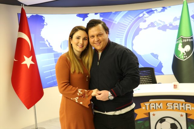 Şərhçi canlı yayımda sevgilisinə evlilik təklif etdi - FOTOLAR