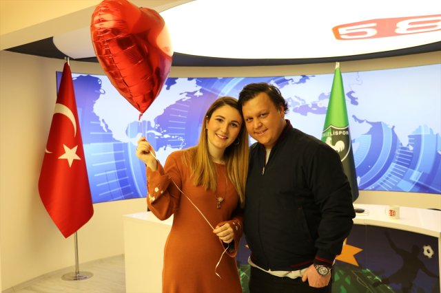 Şərhçi canlı yayımda sevgilisinə evlilik təklif etdi - FOTOLAR