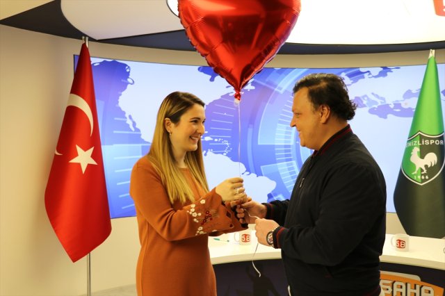 Şərhçi canlı yayımda sevgilisinə evlilik təklif etdi - FOTOLAR