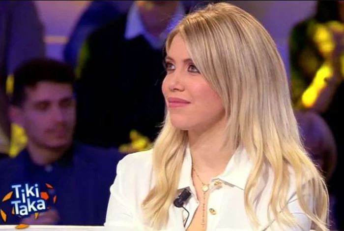 Ərinin komandada qalması üçün göz yaşı tökdü - FOTOLAR