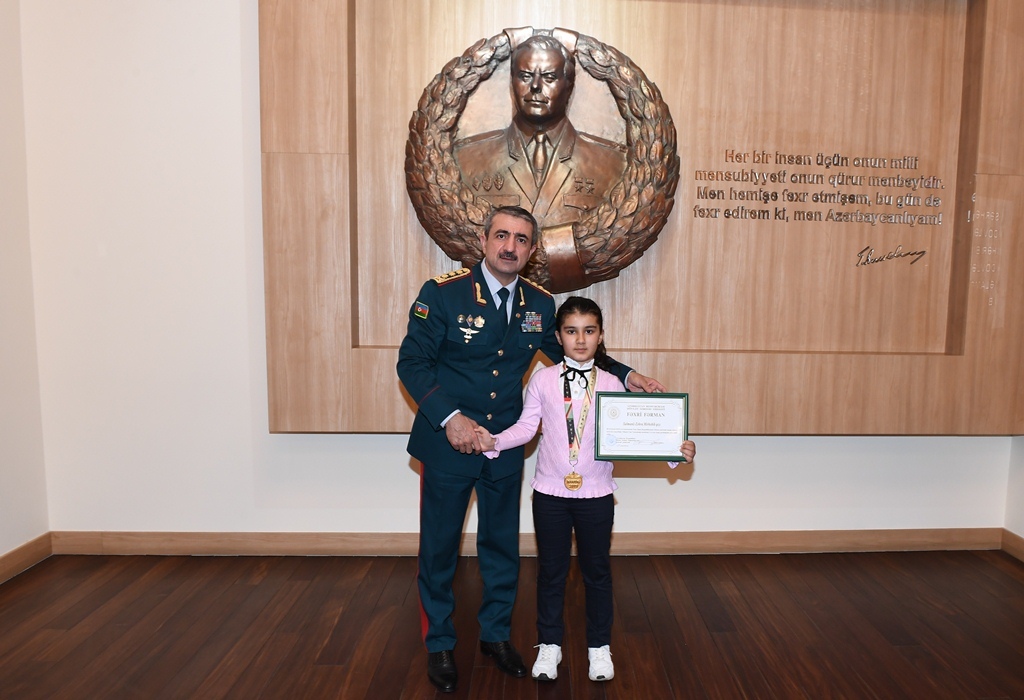 General erməni bayrağına görə etiraz edən Zəhranı təltif etdi - FOTOLAR