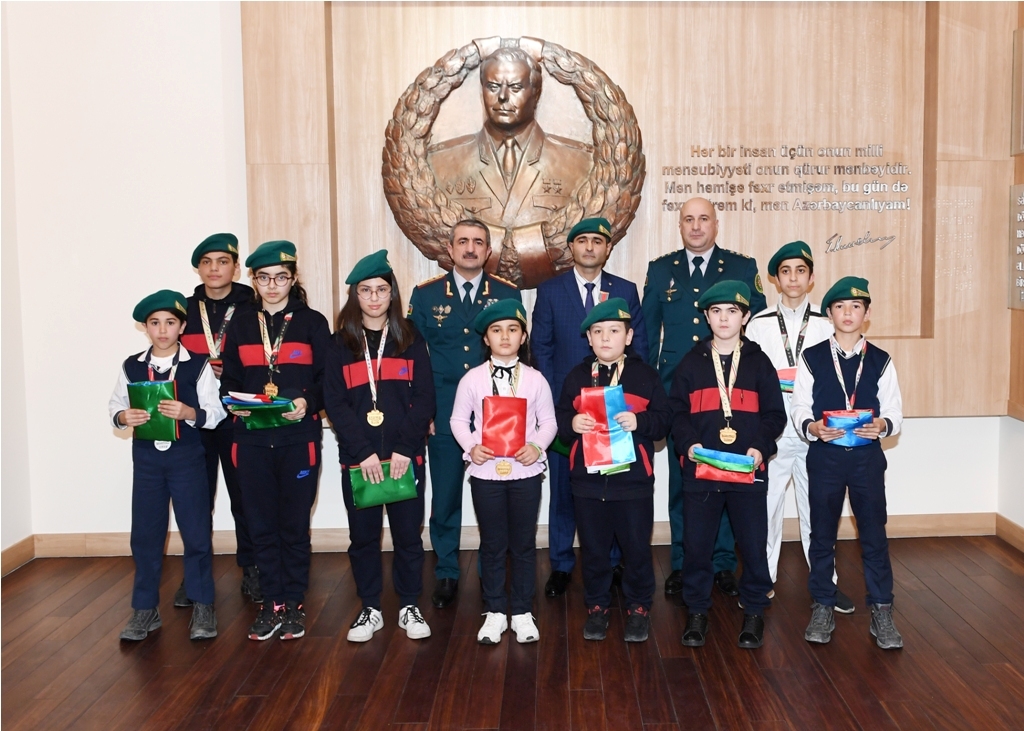 General erməni bayrağına görə etiraz edən Zəhranı təltif etdi - FOTOLAR