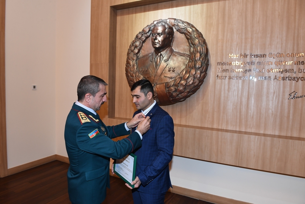 General erməni bayrağına görə etiraz edən Zəhranı təltif etdi - FOTOLAR
