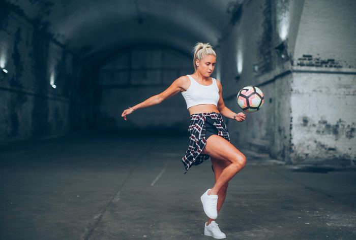 Qadın futbolçunun fədakarlığı hər kəsi ağlatdı - FOTOLAR