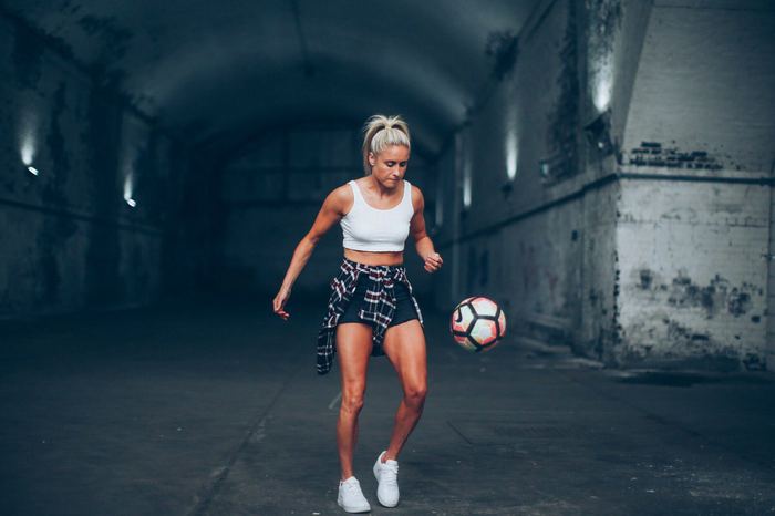 Qadın futbolçunun fədakarlığı hər kəsi ağlatdı - FOTOLAR