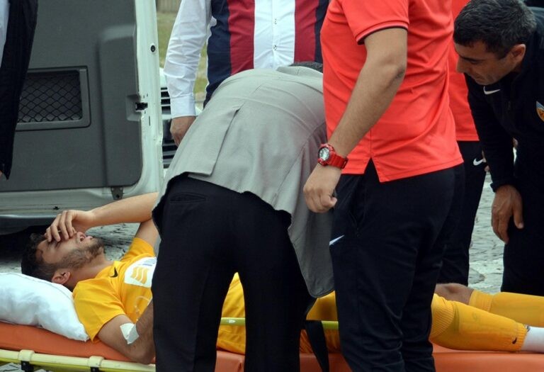 Oyun zamanı futbolçunun ağzına arı girdi, xəstəxanalıq oldu - FOTO/VİDEO