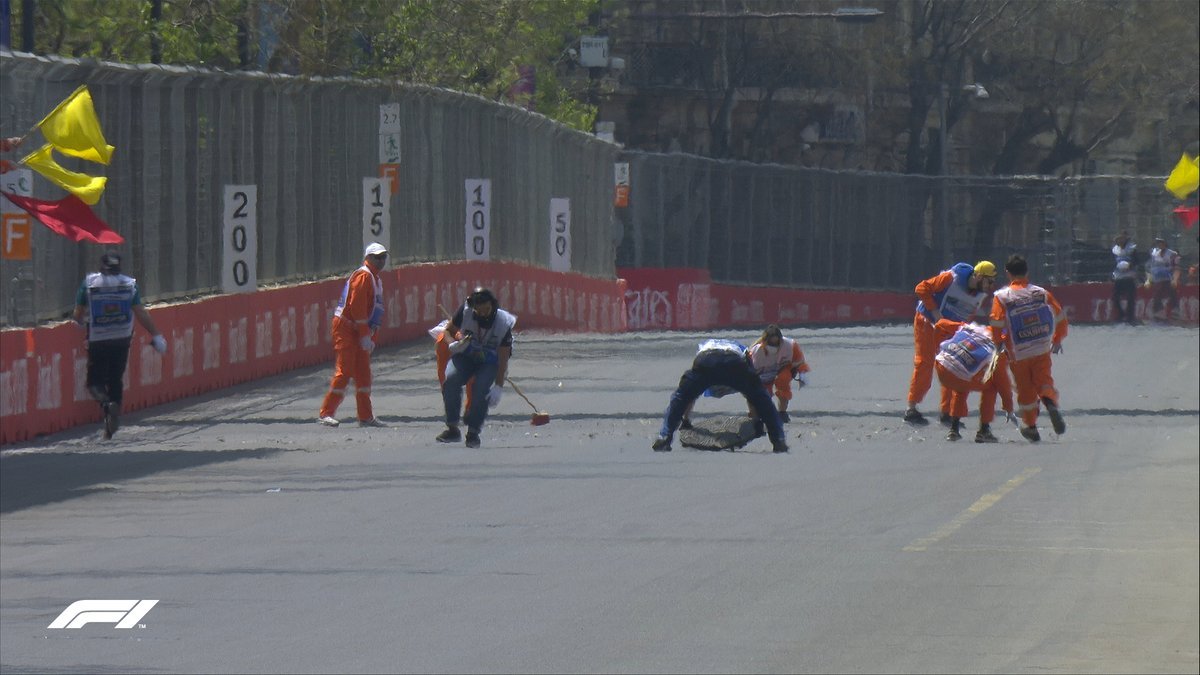 Kanalizasiya qapağı Bakıda "Formula 1"in dayandırılmasına səbəb oldu - FOTOLAR