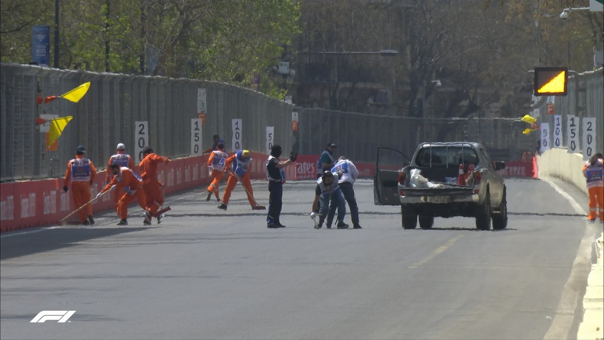 Kanalizasiya qapağı Bakıda "Formula 1"in dayandırılmasına səbəb oldu - FOTOLAR