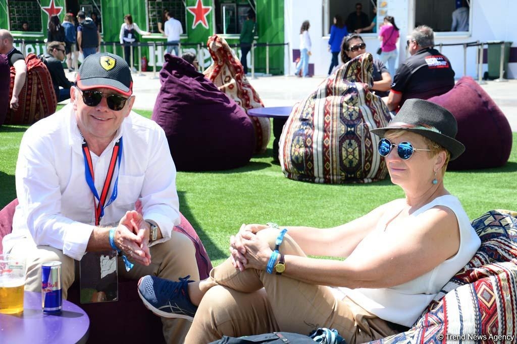 Formula 1 azarkeşləri Bakı bulvarında belə dincəlirlər - FOTOLAR