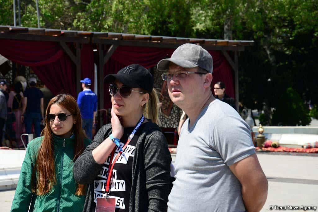 Formula 1 azarkeşləri Bakı bulvarında belə dincəlirlər - FOTOLAR